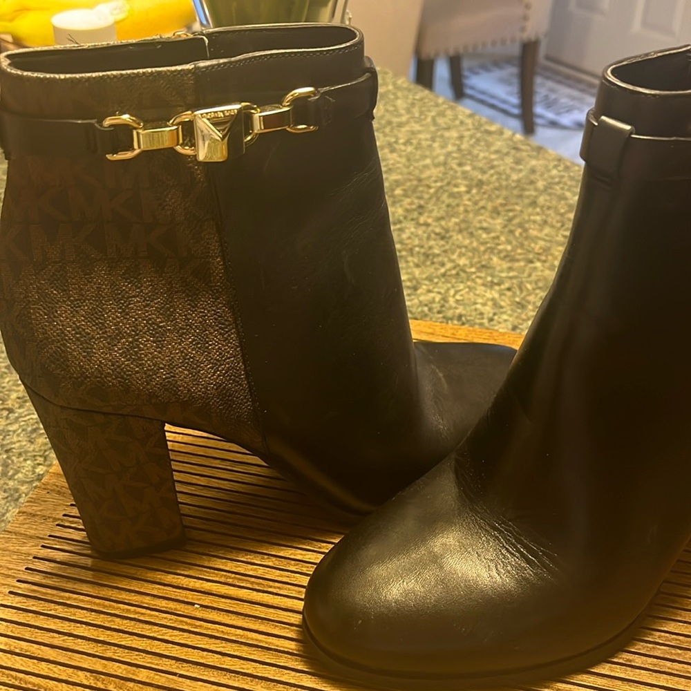 Michael Kors Signature Logo Trim Ankle Boot with Gold Accessory Size 7.5